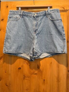 Hollister Light Wash Curvy High-Rise Relaxed Denim Shorts 34